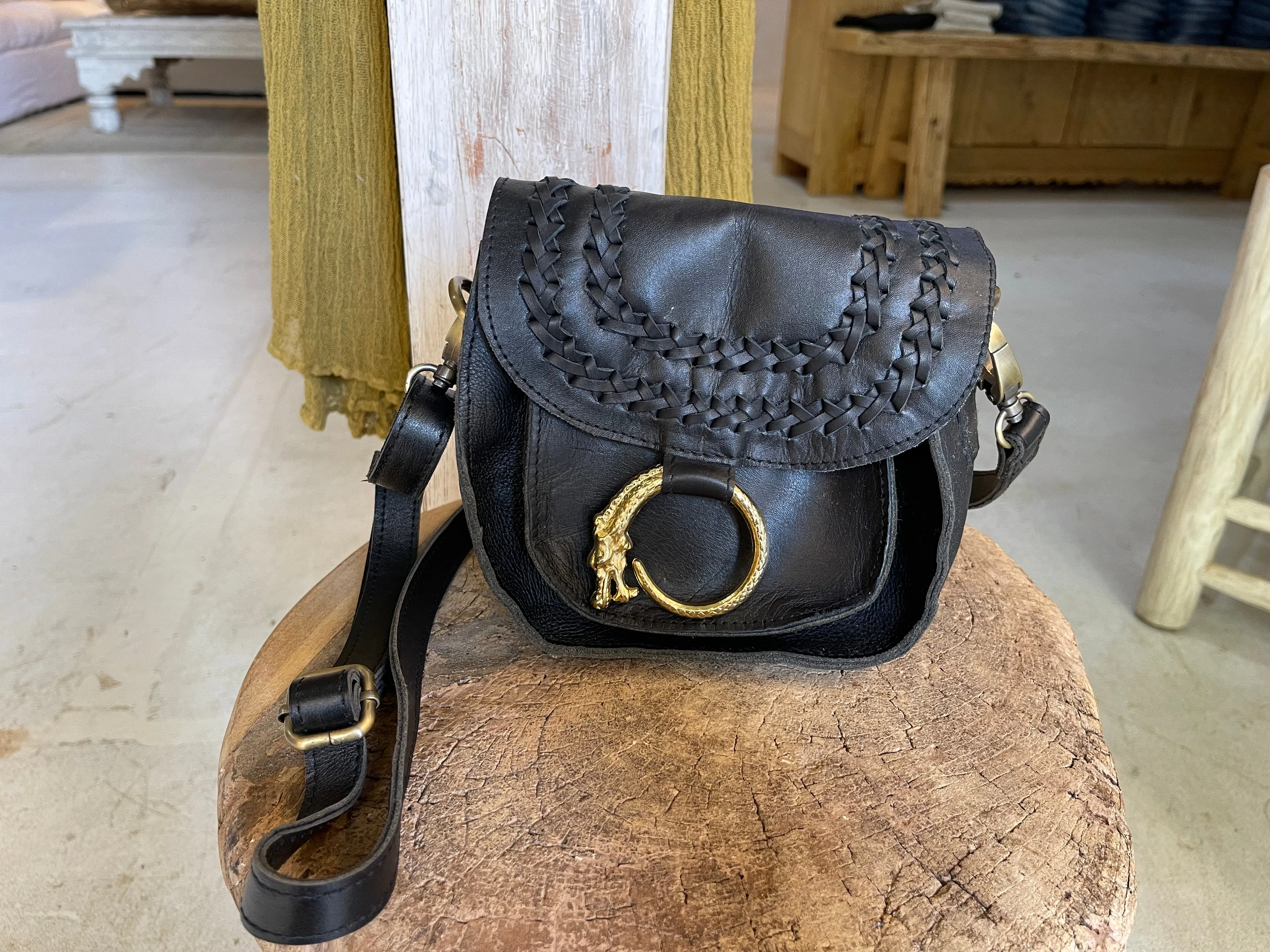 BLACK LEATHER SMALL DRAGON CLASP SADDLE BAG