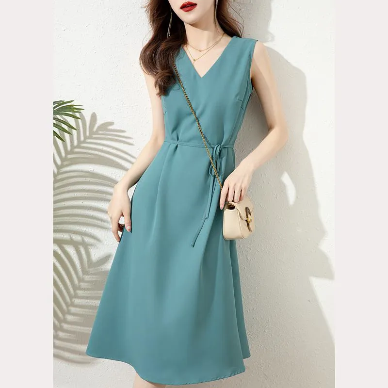 French Style Slim-Fit Sleeveless Solid Dress