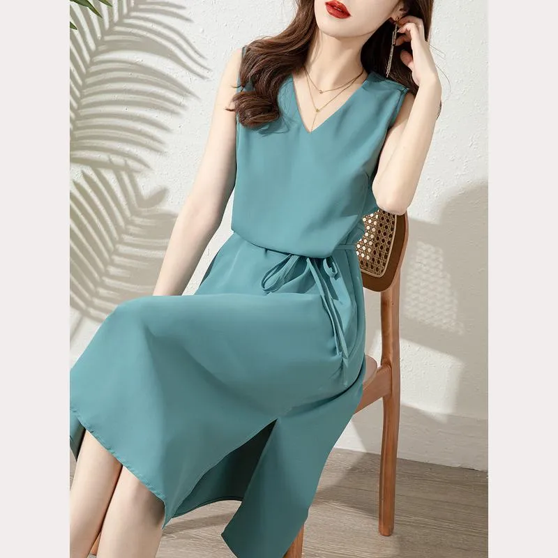 French Style Slim-Fit Sleeveless Solid Dress